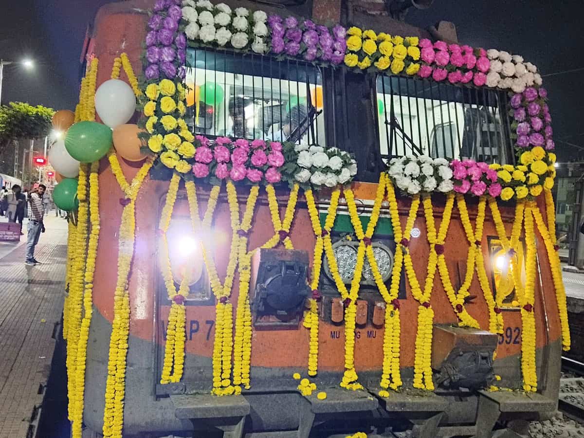 27 साल बाद तूफानी रफ्तार! भागलपुर-दानापुर इंटरसिटी बनी 'सुपरफास्ट', मिलेंगी ये शानदार सुविधाएं!