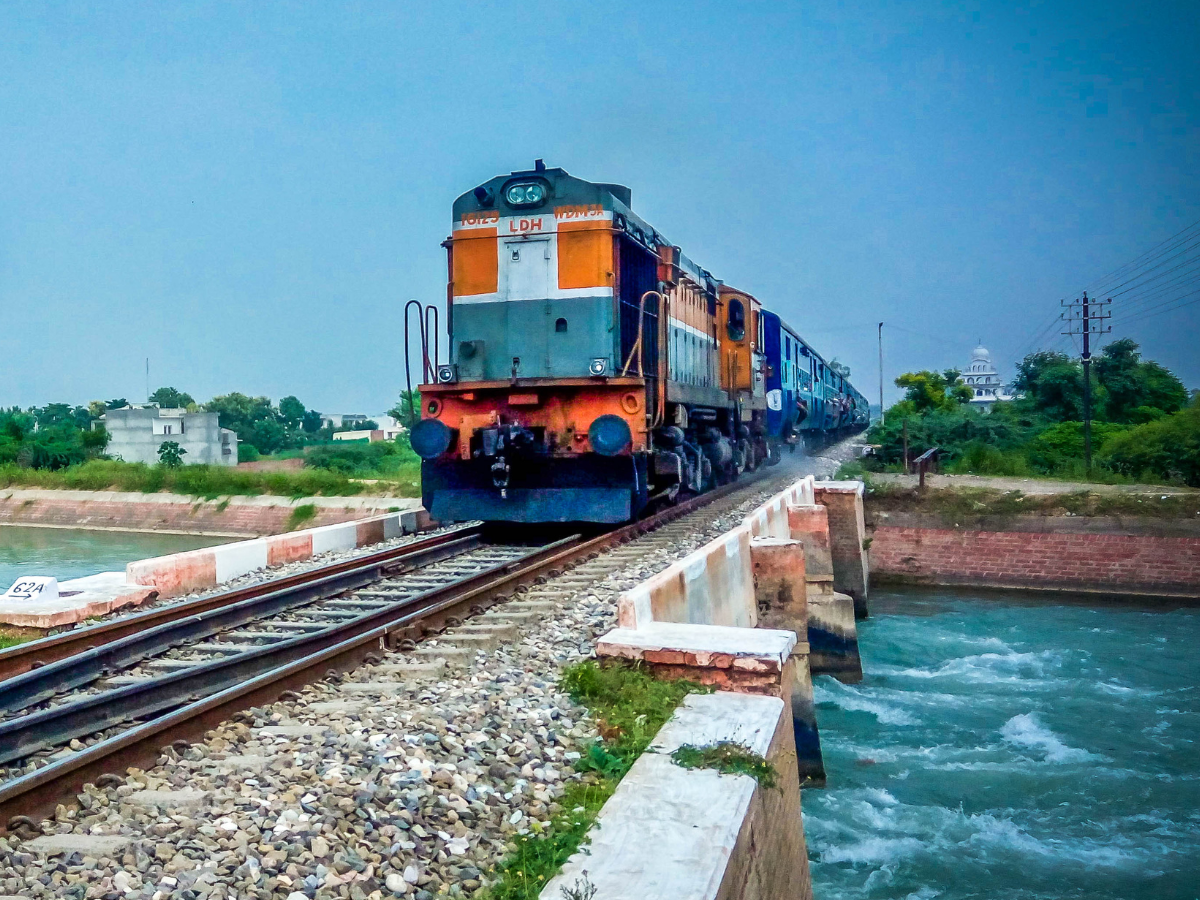 ट्रेन में महिलाओं को भारत सरकार कौन सी सुविधाएं देती है? यात्रा से पहले जान लें डिटेल