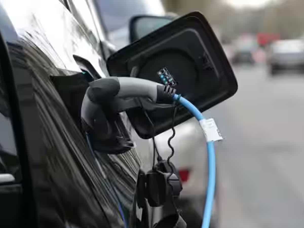 बदल गया फैसला! 30 लाख से महंगी EV पर भी टैक्स माफ, बजट ऐलान पर महाराष्ट्र सरकार का बड़ा यू-टर्न!