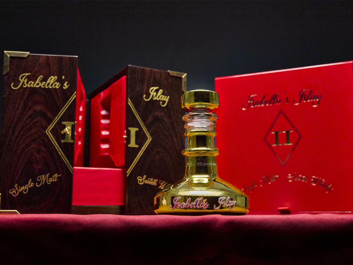 दुनिया की सबसे महंगी व्हिस्की, बोतल पर जड़े होते हैं 8,500 हीरे और 300 रुबी, जानिए क्या है नाम और दाम?