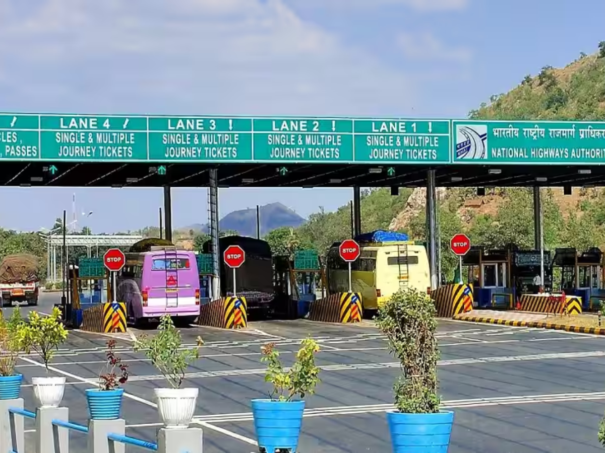 सड़क पर गाड़ी चलाना हुआ महंगा! अप्रैल की पहली तारीख से महंगा हो गया टोल टैक्स, जान लें ताजा रेट