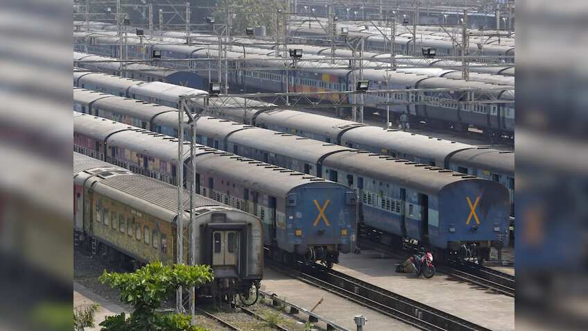 महाराष्ट्र से राजस्थान तक के पैसेंजर्स ध्यान दें! अगले 10 दिन इन ट्रेनों पर रहेगा असर, अभी चेक कर लें स्टेटस