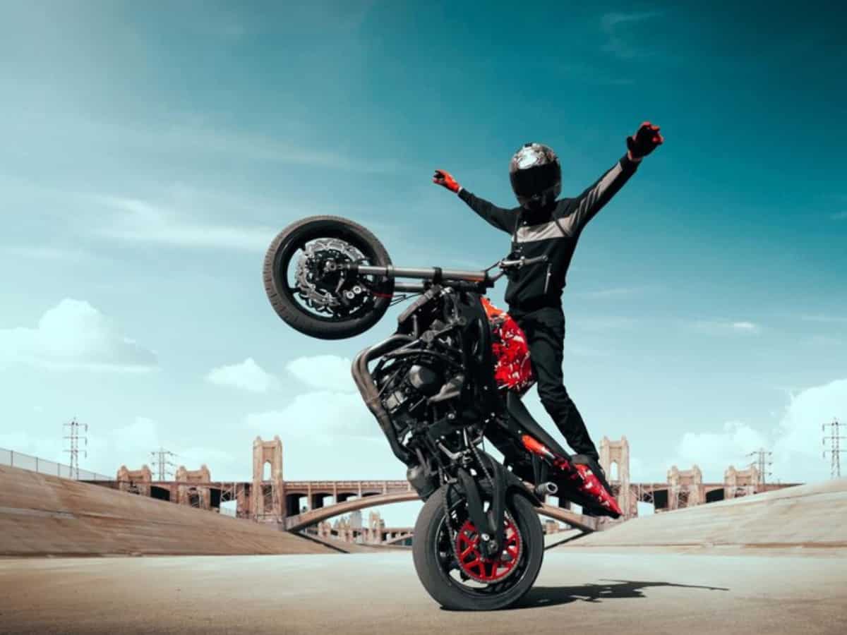 किस कंपनी की बिक रही कितनी ज्यादा मोटरसाइकिल? सामने आ गई मार्च की सेल्स रिपोर्ट 