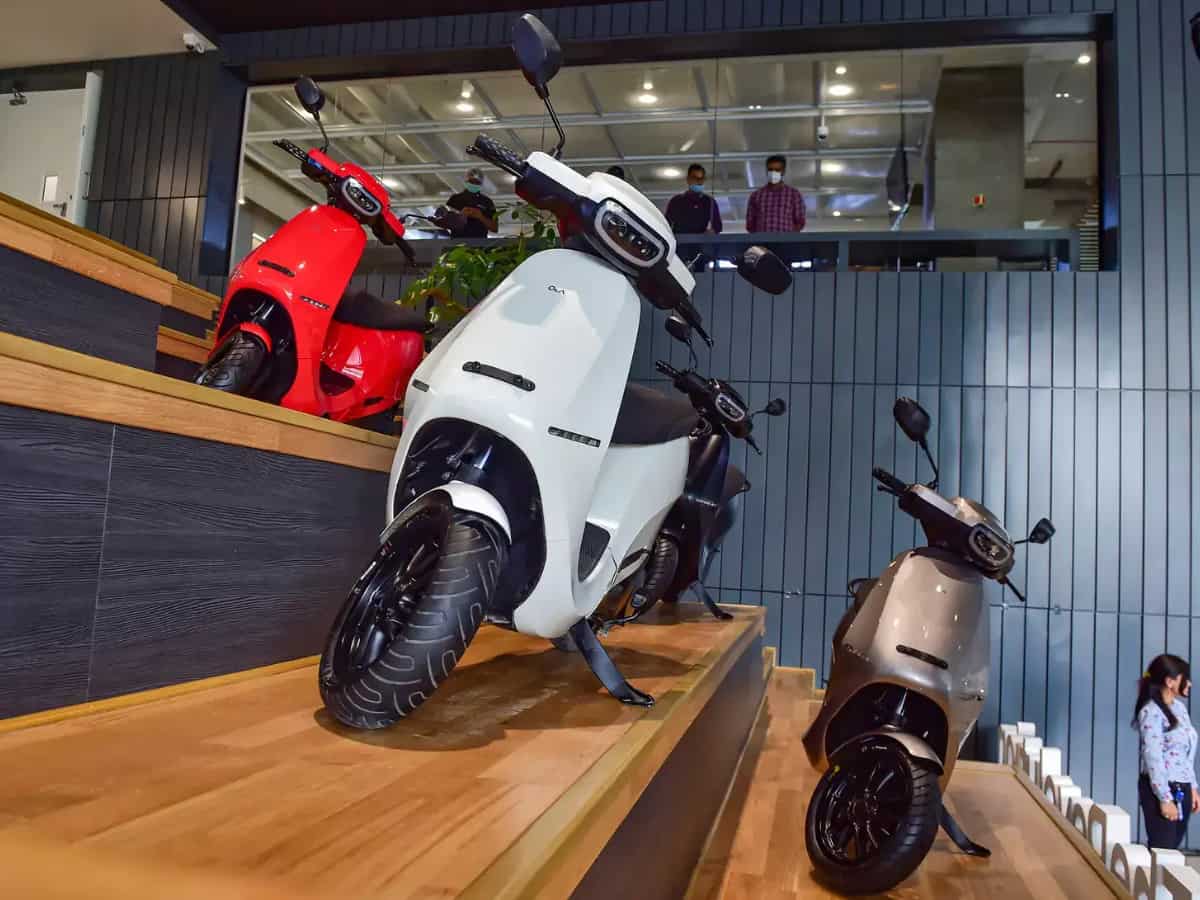 EV को लेकर बदल रही लोगों की सोच! ताजा सेल्स रिपोर्ट में सामने आए चौंकाने वाले आंकड़े