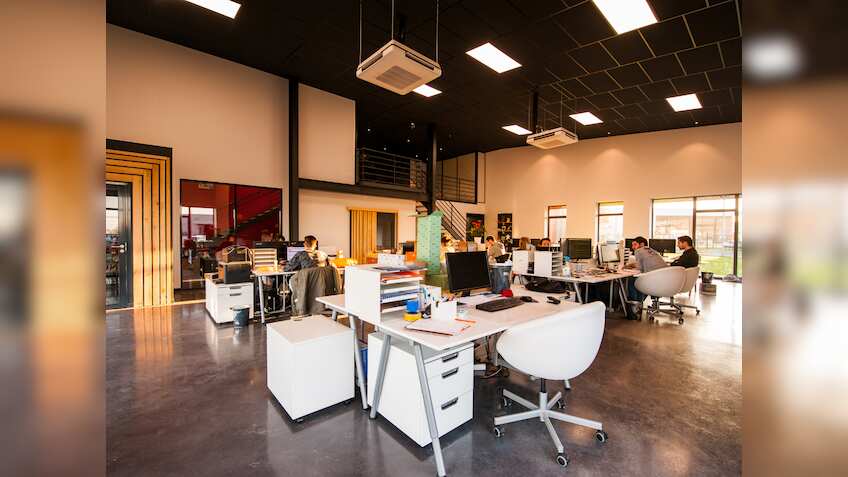 दफ्तर में बैठकर काम करना लोगों को नहीं आ रहा पसंद? इस रिपोर्ट में सामने आई सच्चाई