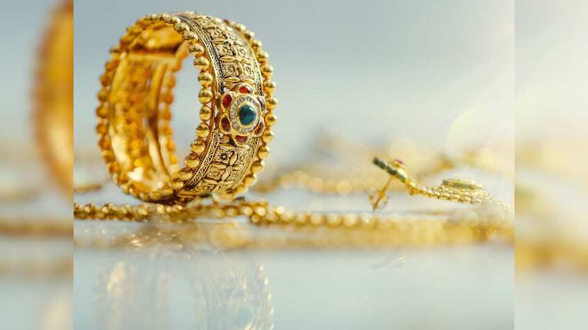 Gold Price on Record High: टैरिफ वॉर के बीच दौड़ा सोना, गोल्ड के भाव नई ऊंचाई पर, चांदी सीधे 2,000 रुपये लुढ़की