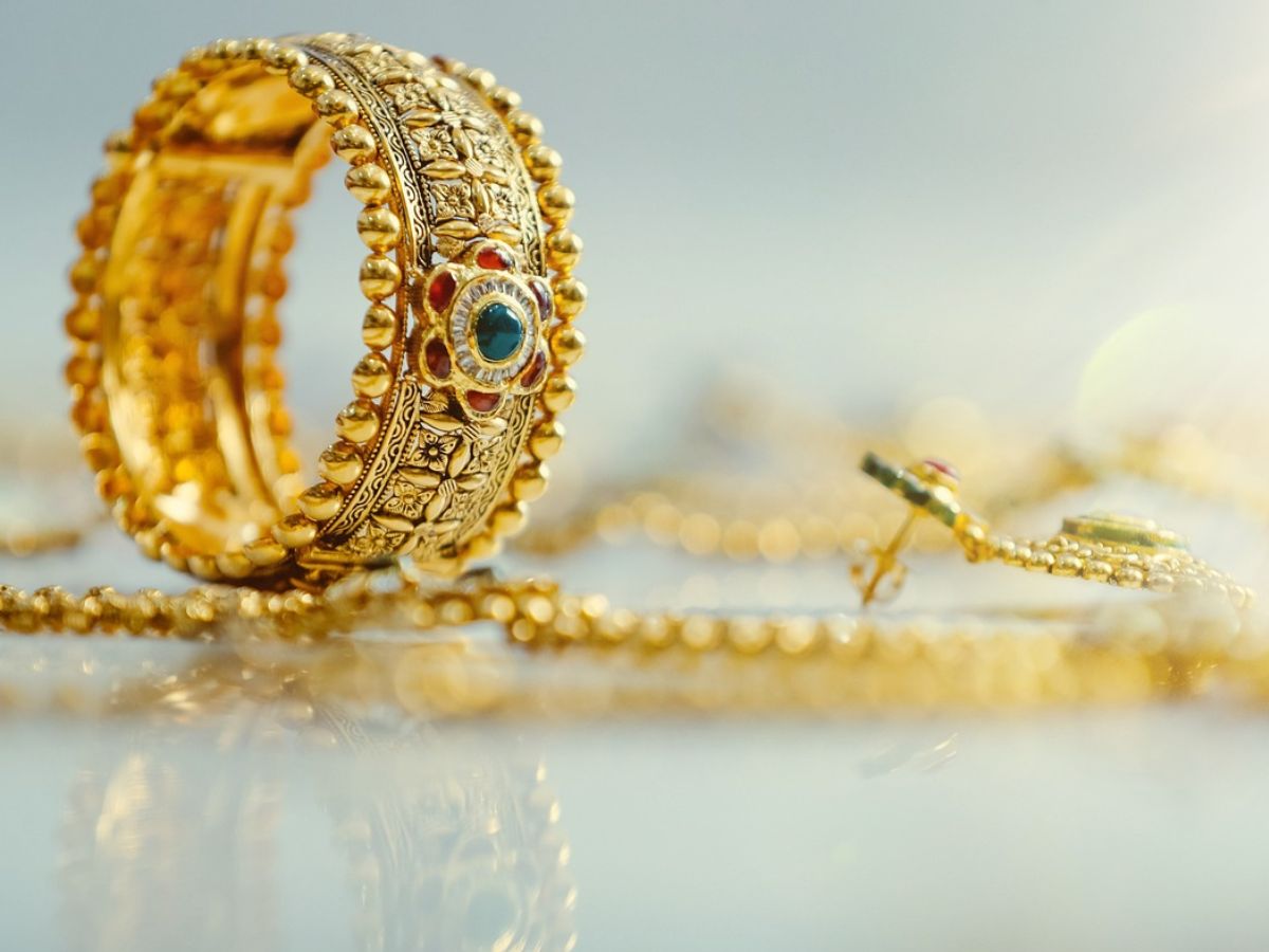 Gold Price on Record High: टैरिफ वॉर के बीच दौड़ा सोना, गोल्ड के भाव नई ऊंचाई पर, चांदी सीधे 2,000 रुपये लुढ़की