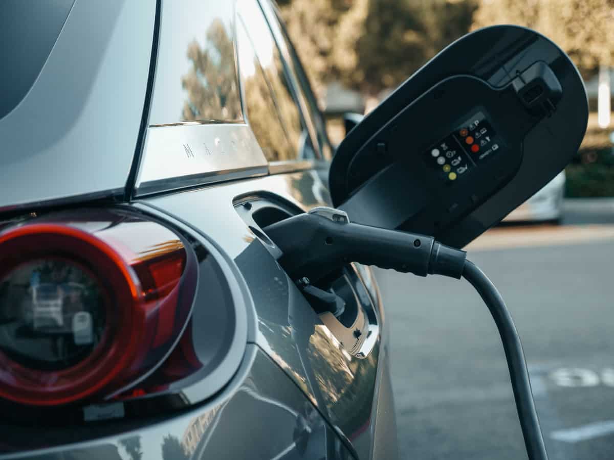 ट्रंप के टैरिफ से कैसे भारतीय EV कंपनियों को मिल सकता है फायदा? एक्सपर्ट्स से समझें