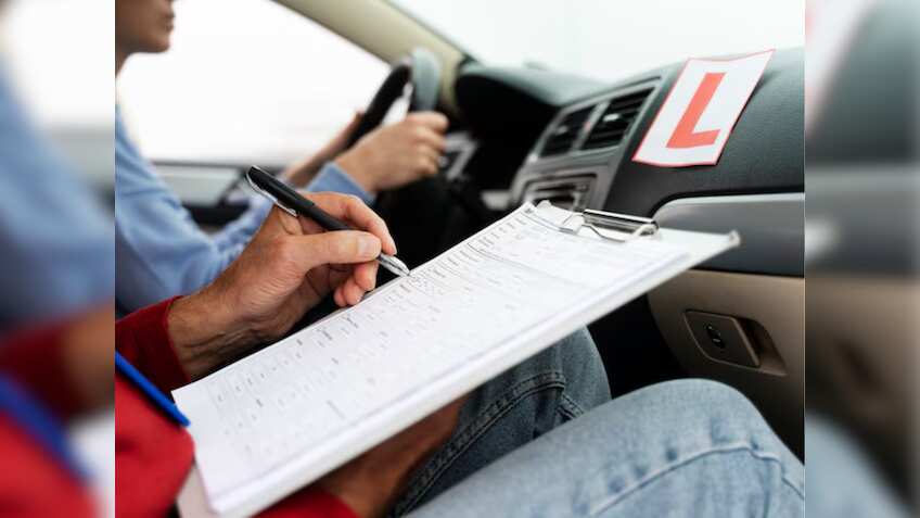 ट्रैफिक पुलिस ने पकड़ा और पास नहीं है ये कागज? कटेगा ₹5000 का चालान, बचना है तो घर बैठे डॉक्युमेंट करें अप्लाई