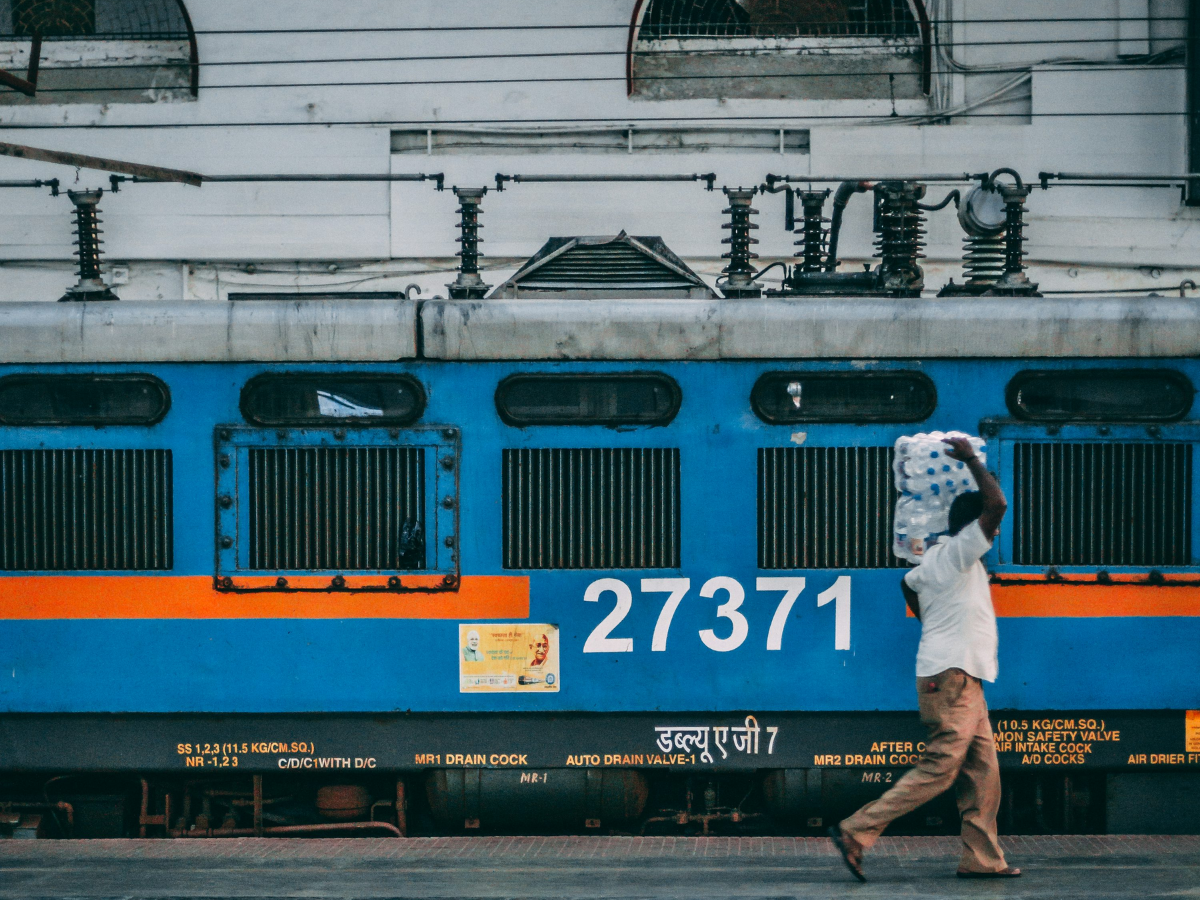 बुजुर्गों और दिव्यांगजनों के ट्रेन का सफर होगा आसान, एयरपोर्ट की तरह अब रेलवे स्टेशन पर भी मिलेगी ये सुविधा