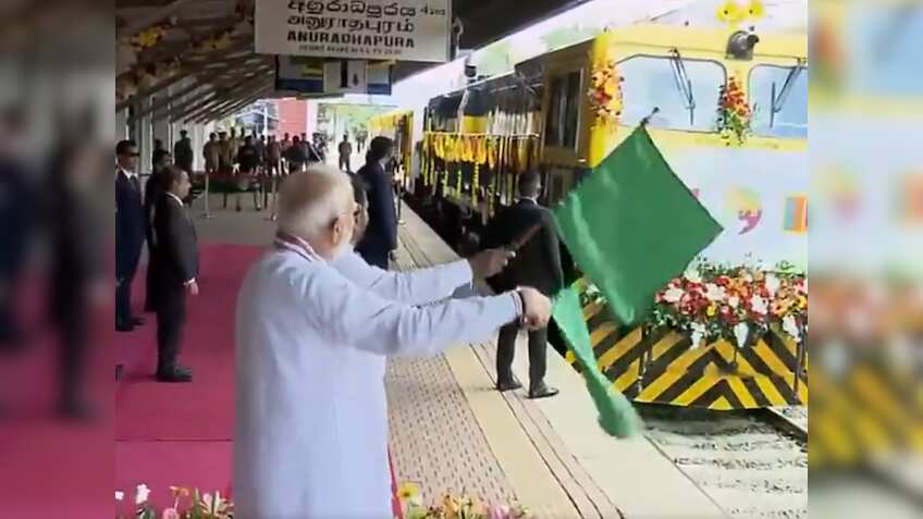 पीएम मोदी ने श्रीलंका में रेल परियोजनाओं को दिखाई हरी झंडी, भारत की मदद ये बनाया गया है इन्हें