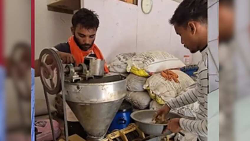 पीएम मोदी के संसदीय क्षेत्र में हिट है ये सरकारी स्कीम, ₹10 लाख तक मिलता है लोन, लोगों को मिल रहा रोजगार