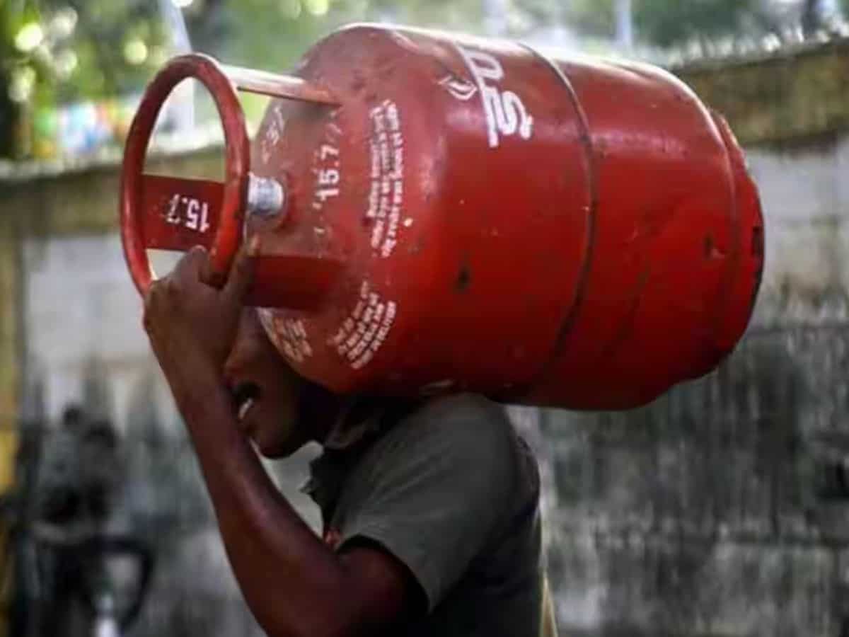 आम आदमी को बड़ा झटका! महंगा हुआ LPG सिलेंडर, 50 रुपये बढ़े दाम, आज रात से लागू होगी नई कीमत