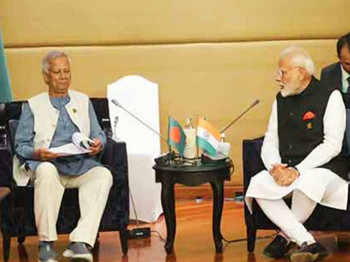 बांग्‍लादेश की यूनुस सरकार की भारत ने निकाली हेकड़ी, बंद कर दी ट्रांस-शिपमेंट सुविधा