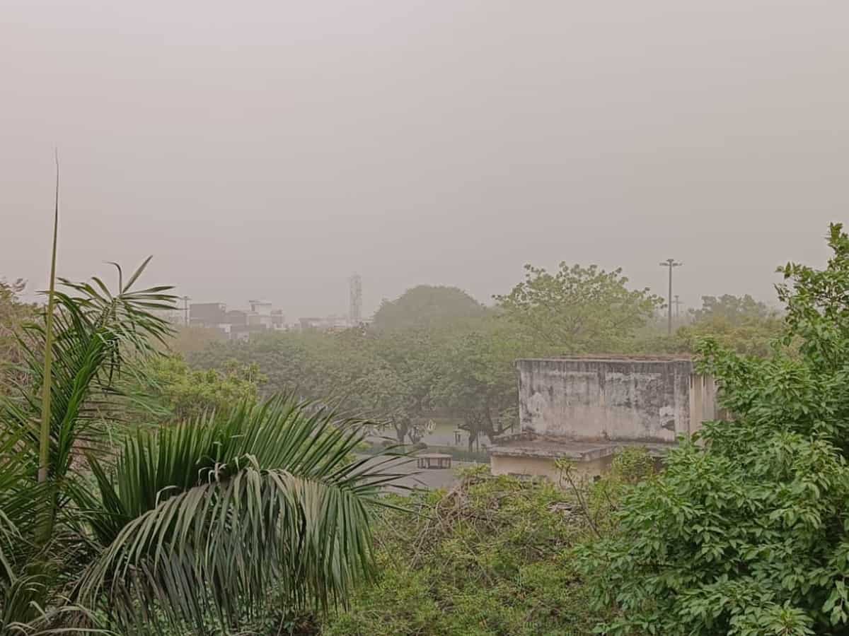 दिल्ली-एनसीआर में मौसम ने बदला रुख, धूल भरी तेज आंधी के बाद शुरू हुई बारिश, मिलेगी गर्मी से राहत