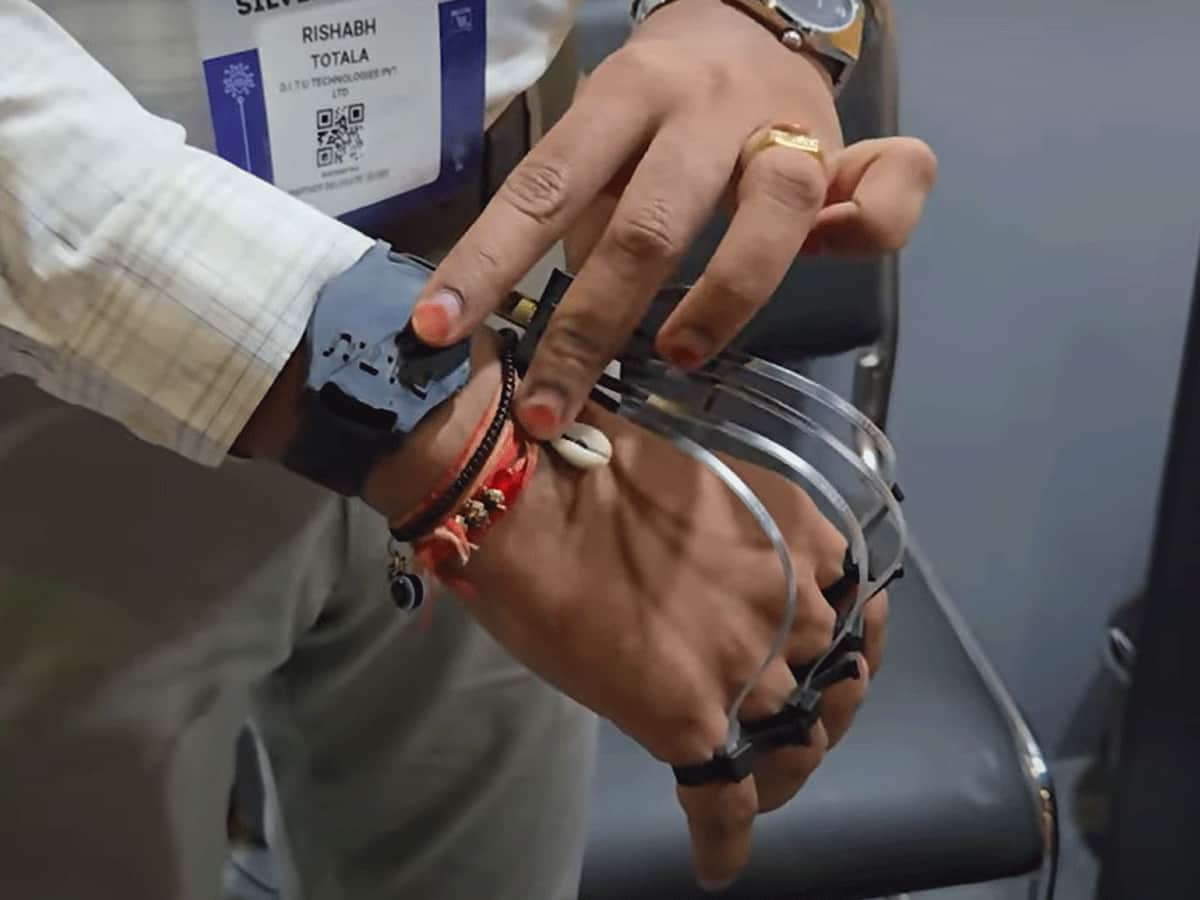 1- साइन लैंग्वेज को बोलकर बताने वाला डिवाइस