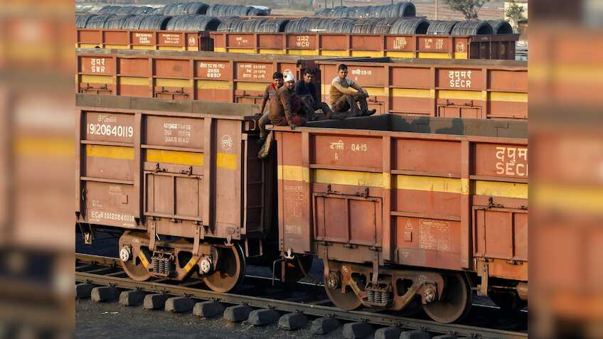 कर्नाटक के बेलगावी में बड़ा ट्रेन हादसा! पटरी से उतरे मालगाड़ी के 3 डिब्बे