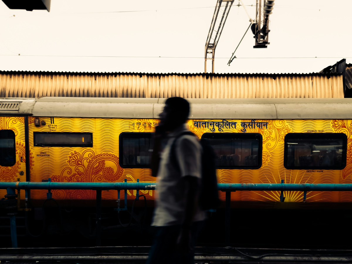 रेलवे से जुड़ी कंपनियों के आए अच्छे दिन! FY26 में हो सकती है 5 फीसदी की ग्रोथ, इन्हें होगा सबसे ज्यादा मुनाफा