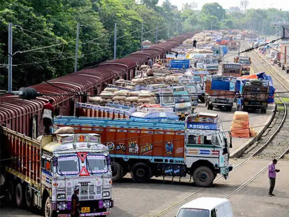 FY26 में कैसा रहेगा कमर्शियल व्हीकल्स का आउटलुक? Crisil रिपोर्ट में आया सेल्स का अनुमान 