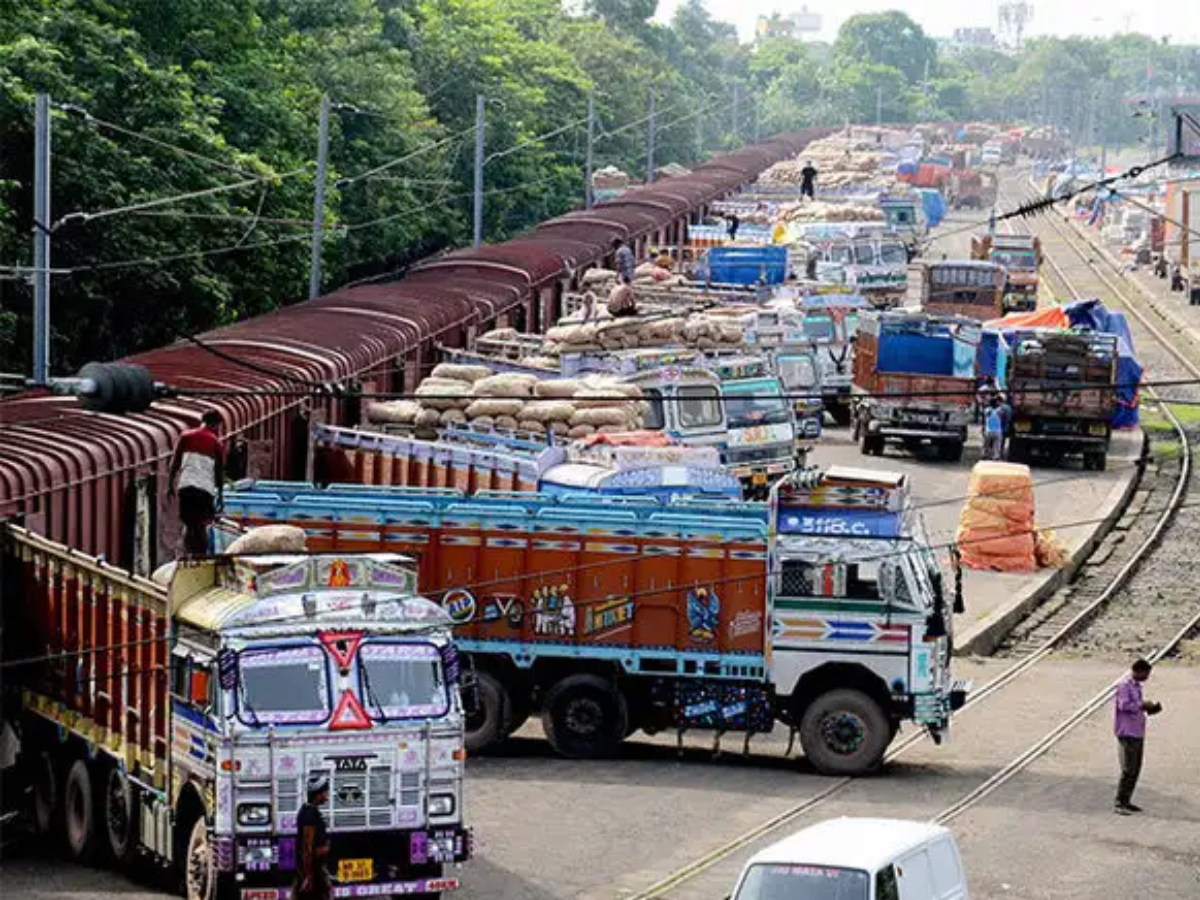 FY26 में कैसा रहेगा कमर्शियल व्हीकल्स का आउटलुक? Crisil रिपोर्ट में आया सेल्स का अनुमान