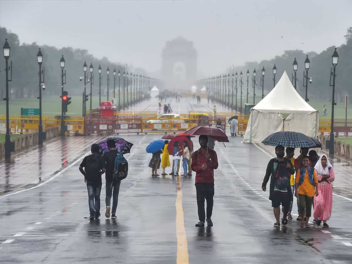 Delhi NCR में मौसम ने ली करवट, बारिश ने दी गर्मी से राहत, शनिवार के लिए भी जारी अलर्ट