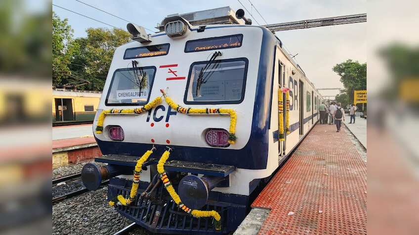 भीषण गर्मी में पैसेंजर्स को बड़ी राहत, इस शहर में शुरू हुई पहली AC लोकल ट्रेन, चेक करें रूट और किराया