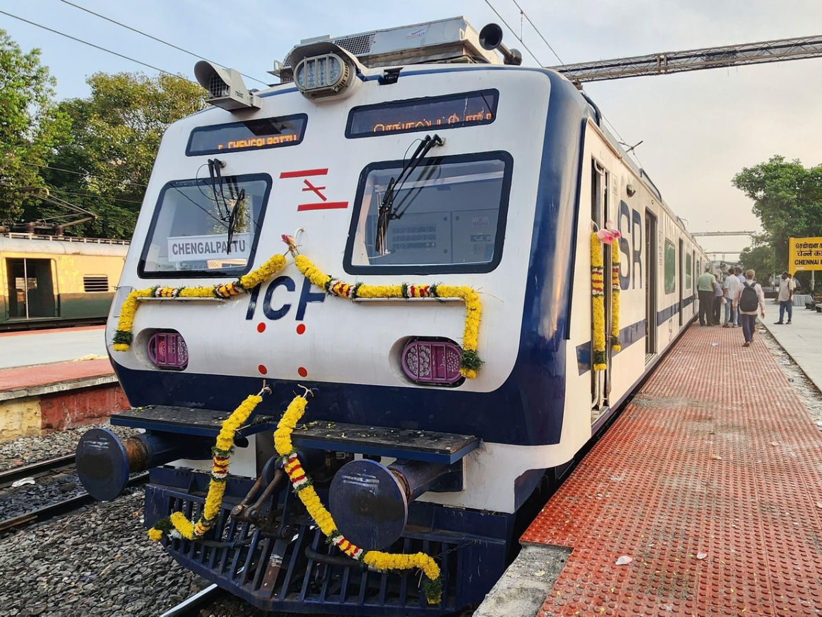 भीषण गर्मी में पैसेंजर्स को बड़ी राहत, इस शहर में शुरू हुई पहली AC लोकल ट्रेन, चेक करें रूट और किराया