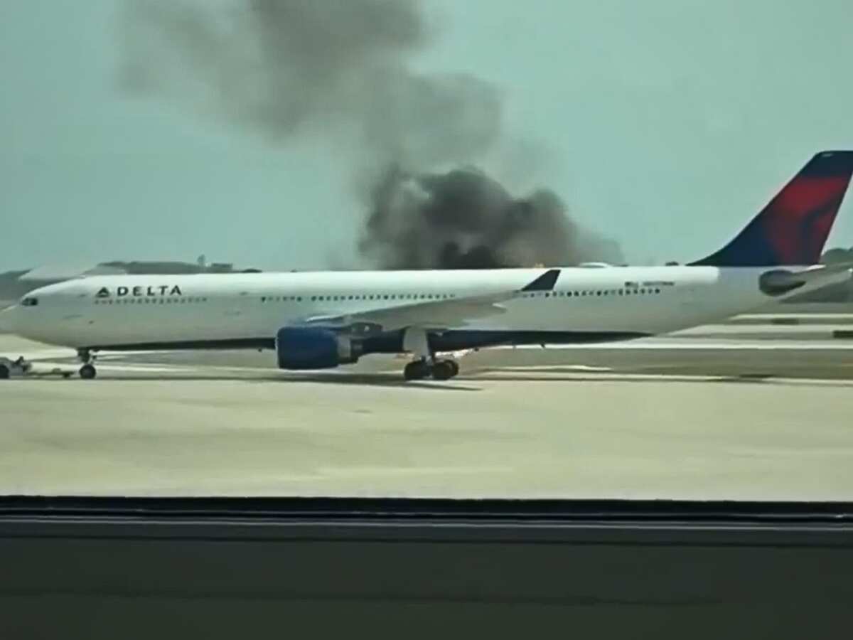 धू-धू कर दहक उठा दुनिया की सबसे बड़ी एयरलाइन का विमान! लपटे देख अटक गई 282 पैसेंजर्स की सांसे 