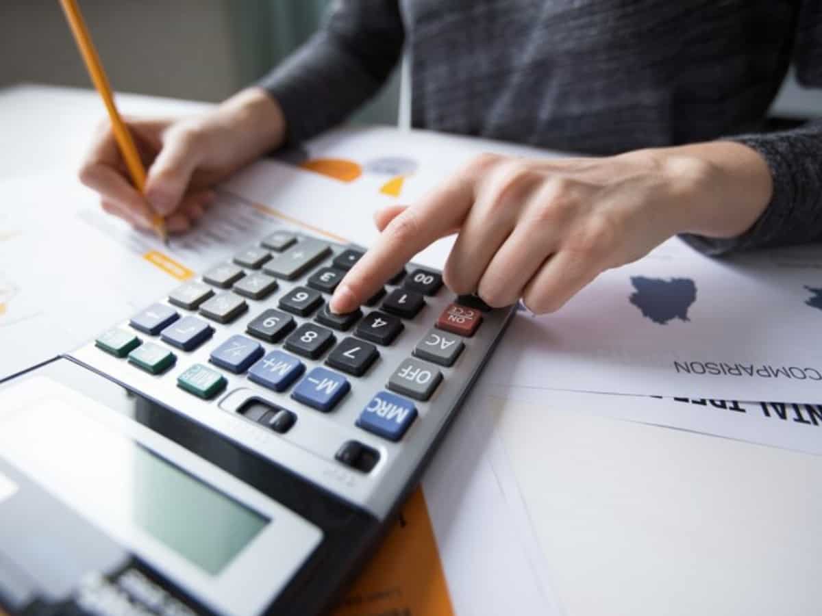 Old Vs New Tax Regime: सिर्फ नौकरी वालों के लिए नहीं! फ्रीलांसर, बिजनेसमैन और सीनियर सिटिजन के लिए कौन सा रिजीम है सही?