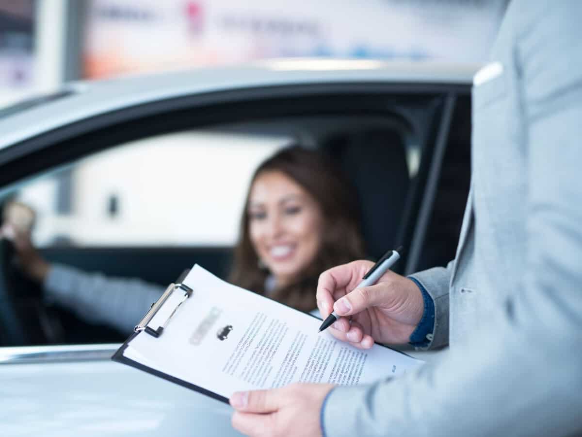 गाड़ियों के रजिस्ट्रेशन में लापरवाही, अधूरे डॉक्युमेंट्स भी किए गए अपलोड, 51 डीलरों और 28 अधिकारियों को Notice