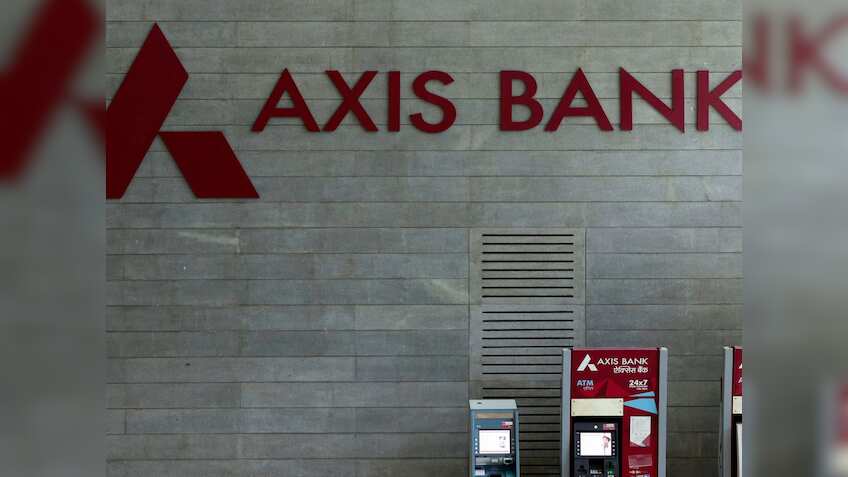 Axis Bank ने करीब 100 सीनियर अधिकारियों को दिया अर्ली रिटायरमेंट! थमाई गई पिंक स्लिप, जानें क्या है मामला