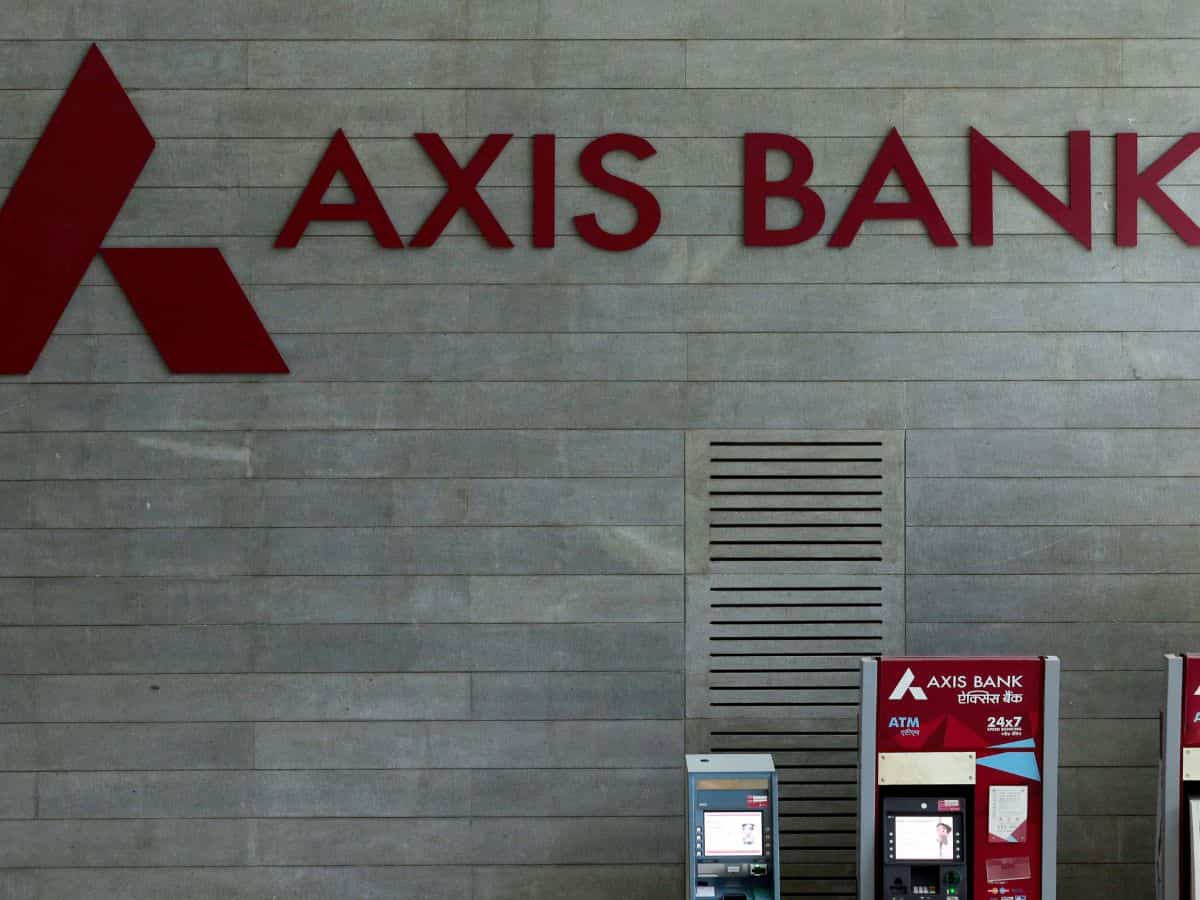 Axis Bank ने करीब 100 सीनियर अधिकारियों को दिया अर्ली रिटायरमेंट! थमाई गई पिंक स्लिप, जानें क्या है मामला