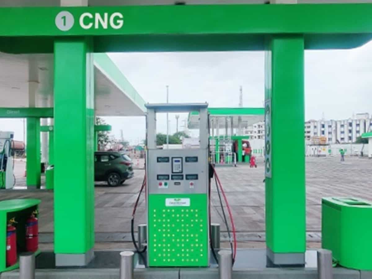 देश में बढ़ रही CNG-PNG की खपथ; सीएनजी स्टेशन की संख्या में 930% की वृद्धि, पीएनजी गैस का इस्तेमाल बढ़ा