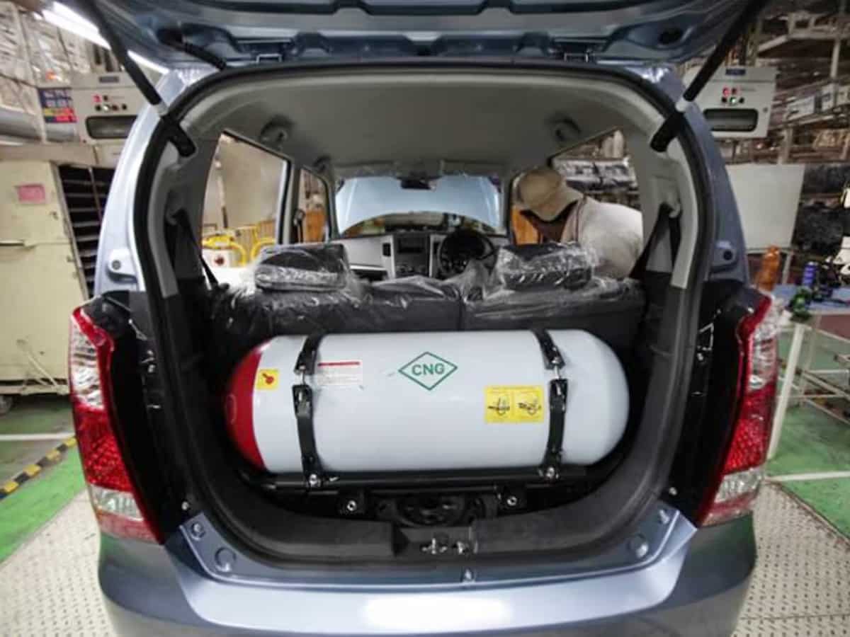 लगभग खत्म सीएनजी टैंक पर गाड़ी चलाना