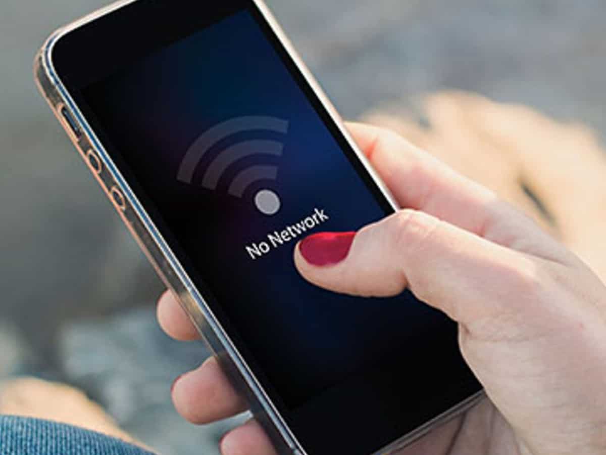 घर के अंदर फोन का Network बन जाता है सिरदर्द? आजमाएं ये 12 धांसू Tricks, फौरन मिलेगा सिग्नल!