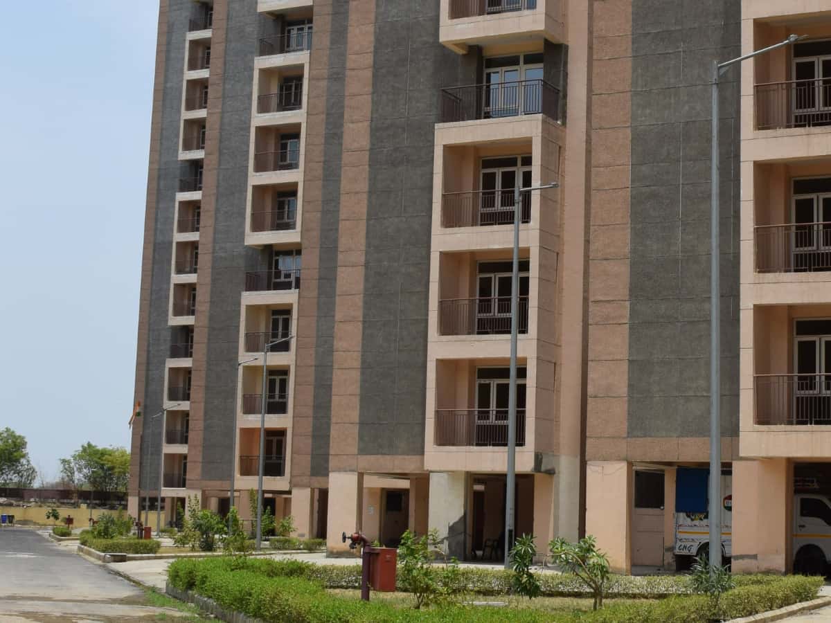 नोएडा में 62% तक बढ़ गए सर्किल रेट, घर खरीदारों की बढ़ेगी टेंशन या है राहत की बात? जानें क्या कहते हैं एक्सपर्ट्स