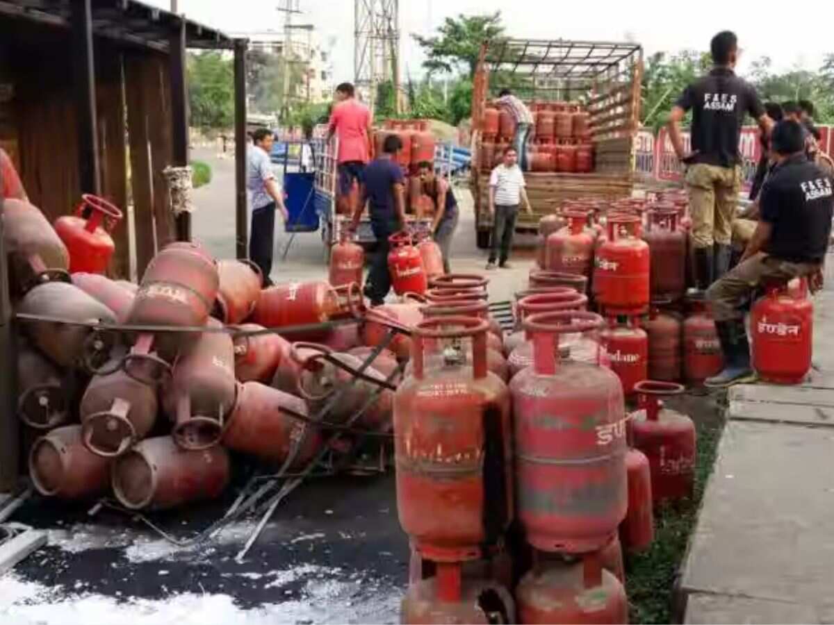 LPG Price Today India: 1 मई की सुबह-सुबह मिल गई खुशखबरी, सस्‍ता हो गया LPG सिलेंडर, चेक करें आज के भाव