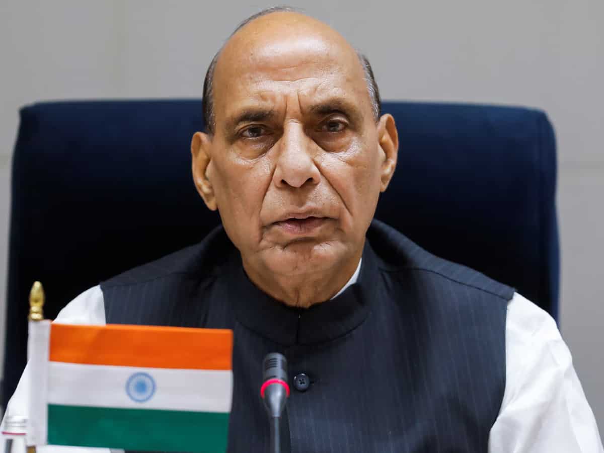 राजनाथ सिंह की अध्यक्षता में रक्षा मंत्रालय की हाई लेवल मीटिंग, सीडीएस और तीनों सेना प्रमुख मौजूद