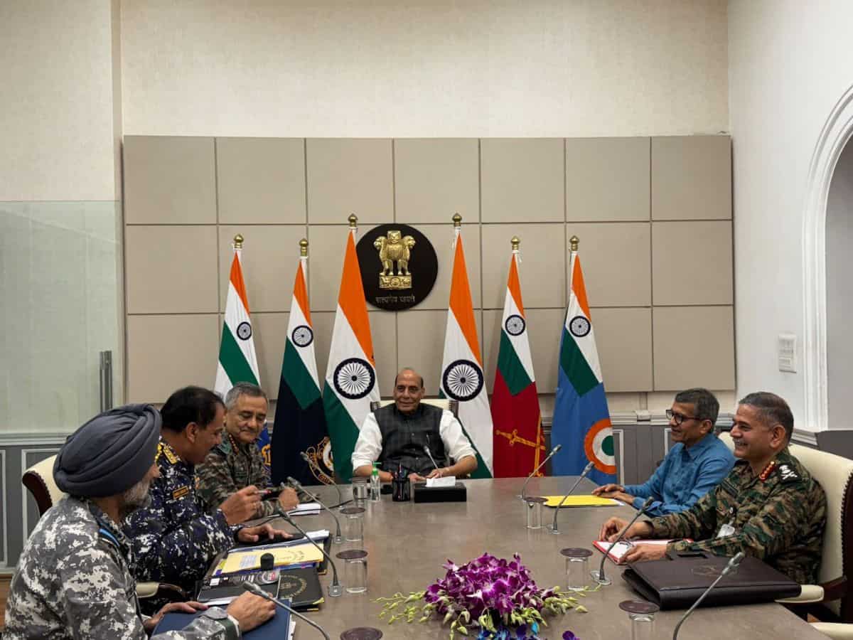 India-Pakistan Conflict: रक्षा मंत्री राजनाथ सिंह की CDS, तीनों सेना प्रमुख के साथ बैठक खत्म, 'ऑपरेशन सिंदूर' व मौजूदा स्थिति की समीक्षा की