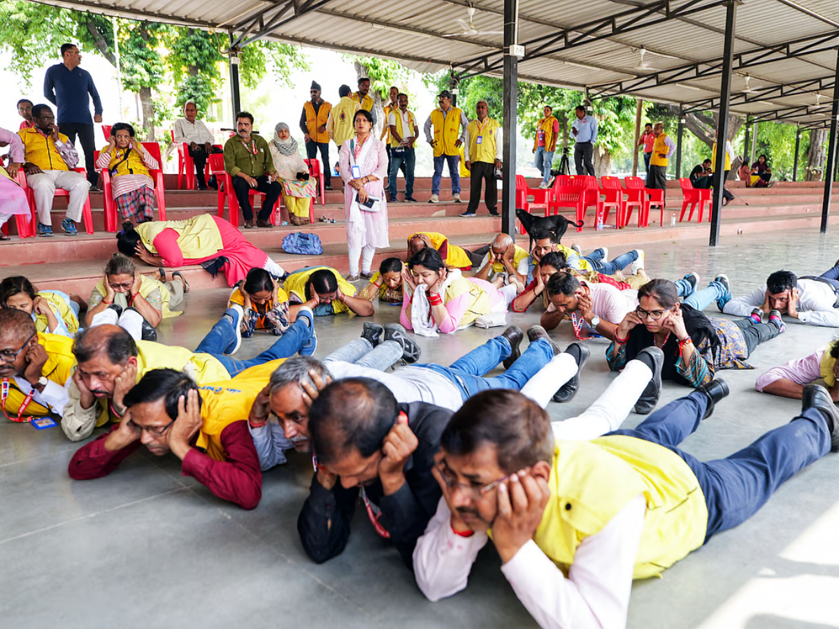 वॉर सायरन बजने पर मोबाइल पर मिलेगा Emergency Alert? जानें क्या है Air Raid टेक्नोलॉजी