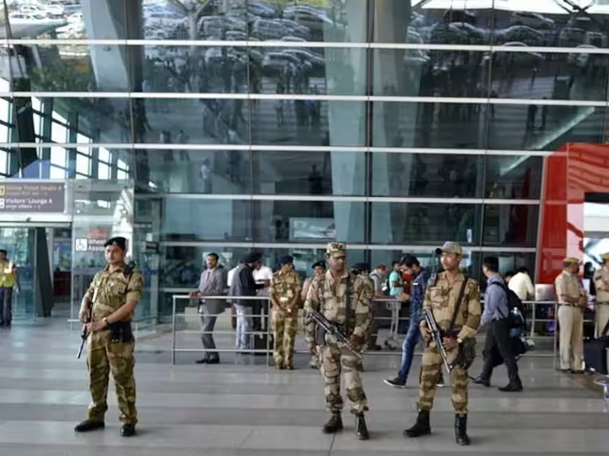 India-Pakistan War: देश के सभी एयरपोर्ट की बढ़ाई गई सुरक्षा, जानिए आज से ही लागू हो गए कौन-कौन से बदलाव