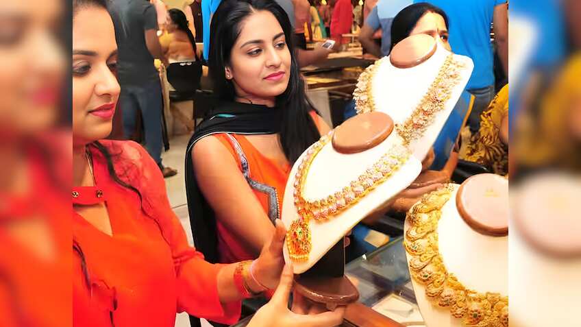 Gold Price: भारत-पाक लड़ाई रुकते ही औंधे मुंह गिरा सोना, एक ही दिन में आई 3400 रुपये की गिरावट, जानिए ताजा भाव
