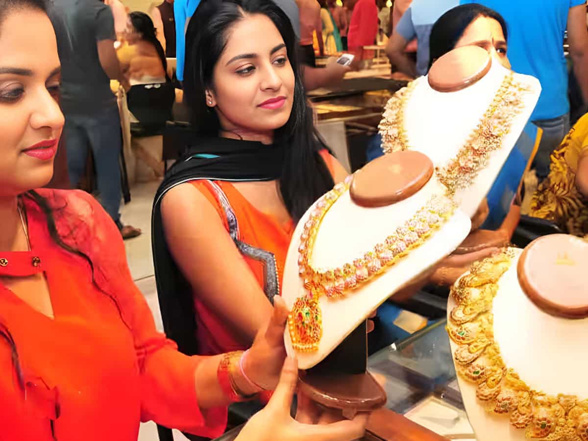 Gold Price: भारत-पाक लड़ाई रुकते ही औंधे मुंह गिरा सोना, एक ही दिन में आई 3400 रुपये की गिरावट, जानिए ताजा भाव