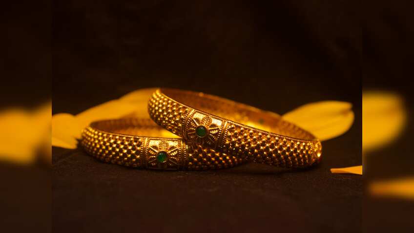 Gold Rate Today: भारी गिरावट के बाद संभला गोल्ड, आज हल्की तेजी के साथ MCX पर कर रहा ट्रेड