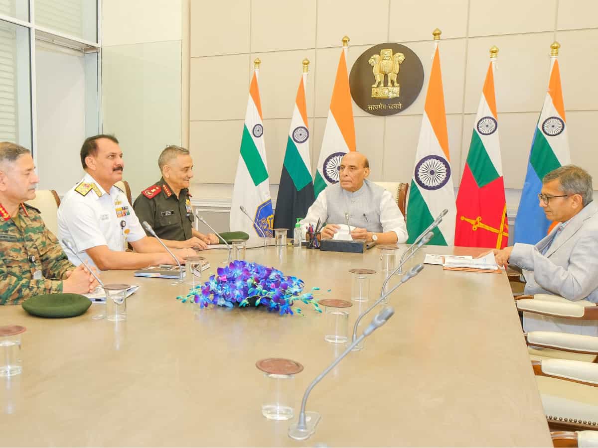 रक्षा मंत्री राजनाथ सिंह की बैठक, तीनों सेनाओं के प्रमुख और CDS शामिल 