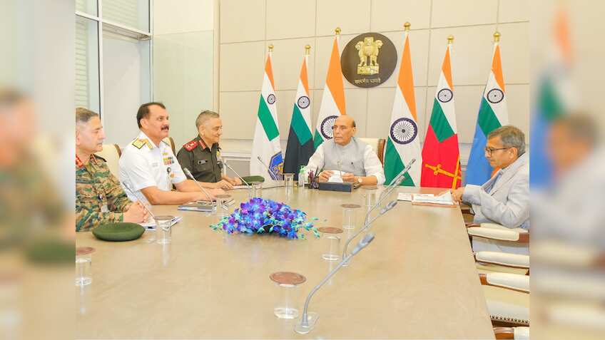 रक्षा मंत्री राजनाथ सिंह की बैठक, तीनों सेनाओं के प्रमुख और CDS शामिल 