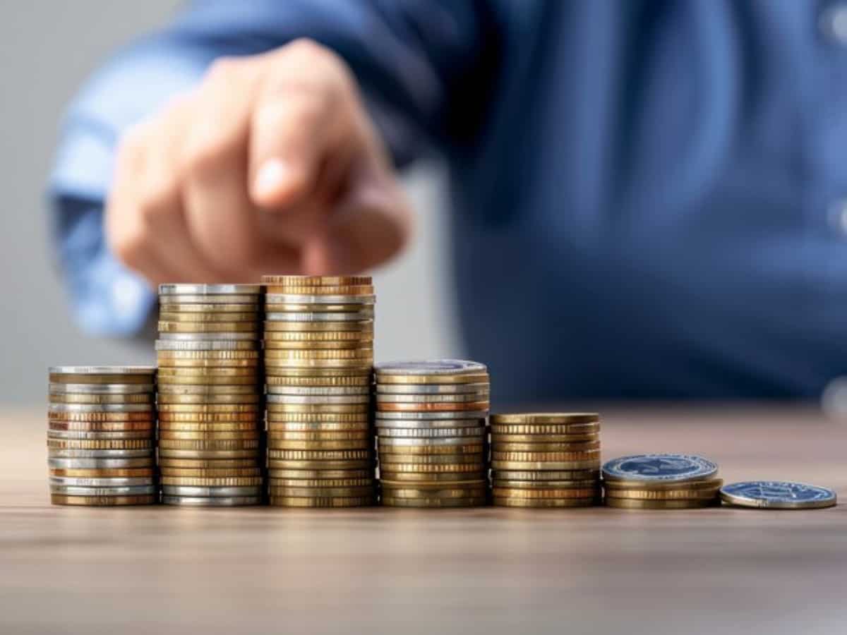 डरें नहीं, डटें! गिरते मार्केट में SIP बंद करने वाले बाद में पछताते हैं, समझें Rupee Cost Averaging का पूरा खेल