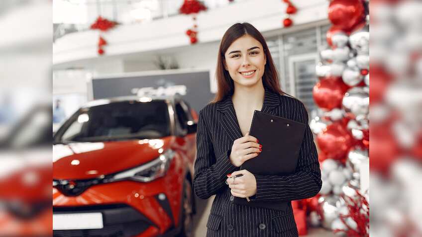 कार डीलर्स के नाम होगा FY26! रिपोर्ट में खुलासा- ज्यादा कार बिकने की वजह से बढ़ेगी इनकम