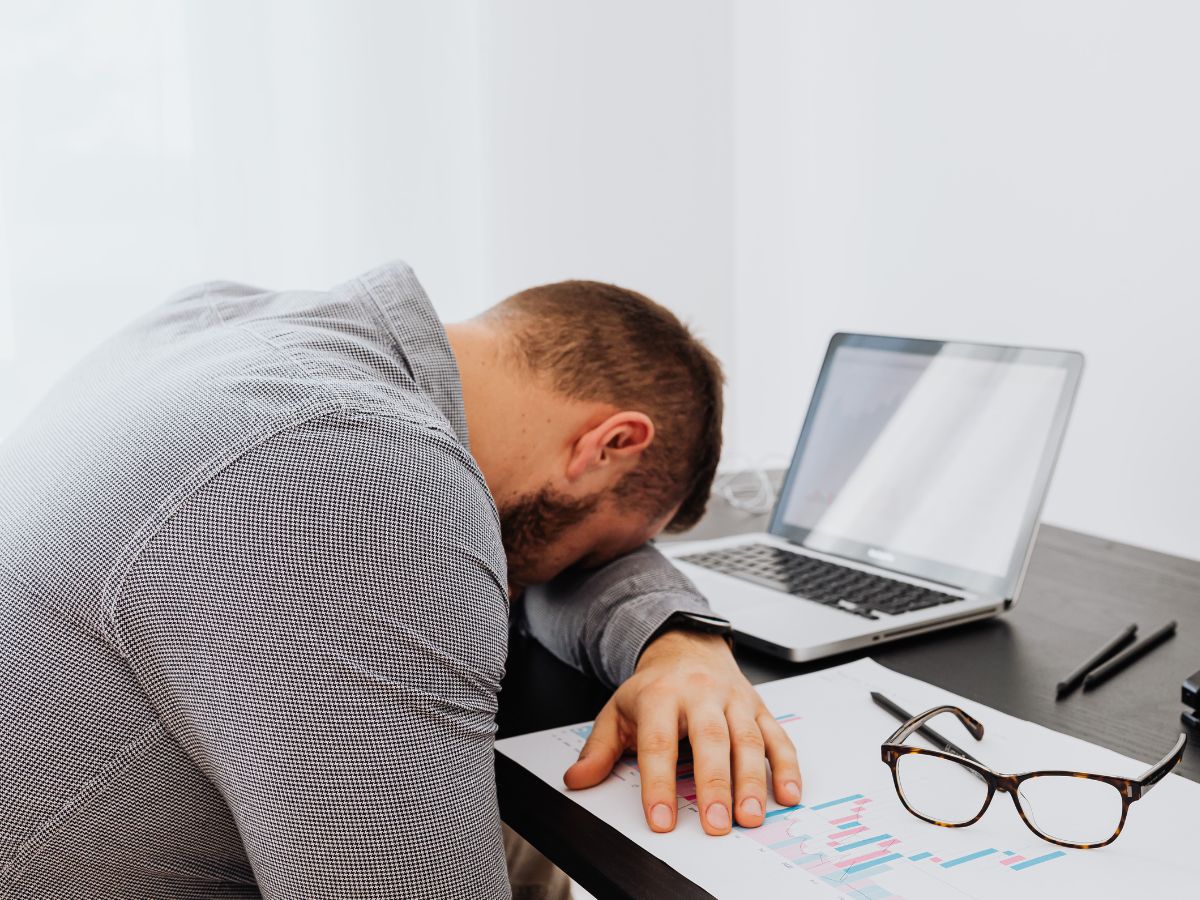 भारत में यंग प्रोफेशनल्स पर बढ़ रहा वर्क स्ट्रेस का दबाव, रिपोर्ट में हुआ खुलासा