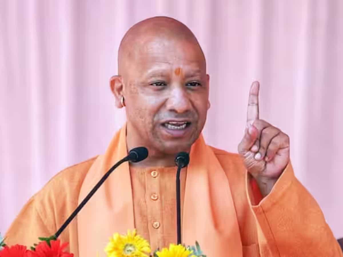 यूपी में आंधी-बारिश ने मचाई त‍बाही, सीएम योगी ने अधिकारियों को दिए ये निर्देश